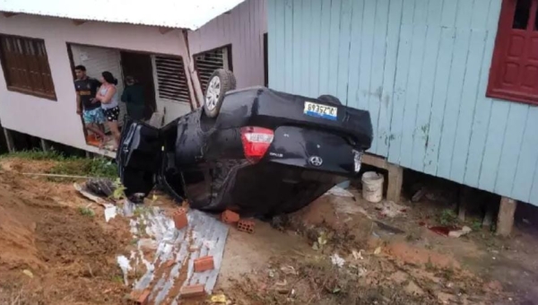 Homem embriagado perde o controle, capota e atinge residência em Cruzeiro do Sul